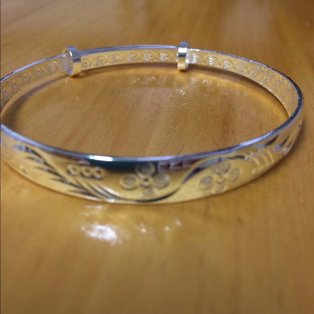 Beautiful silver tone etched bangle bracelet